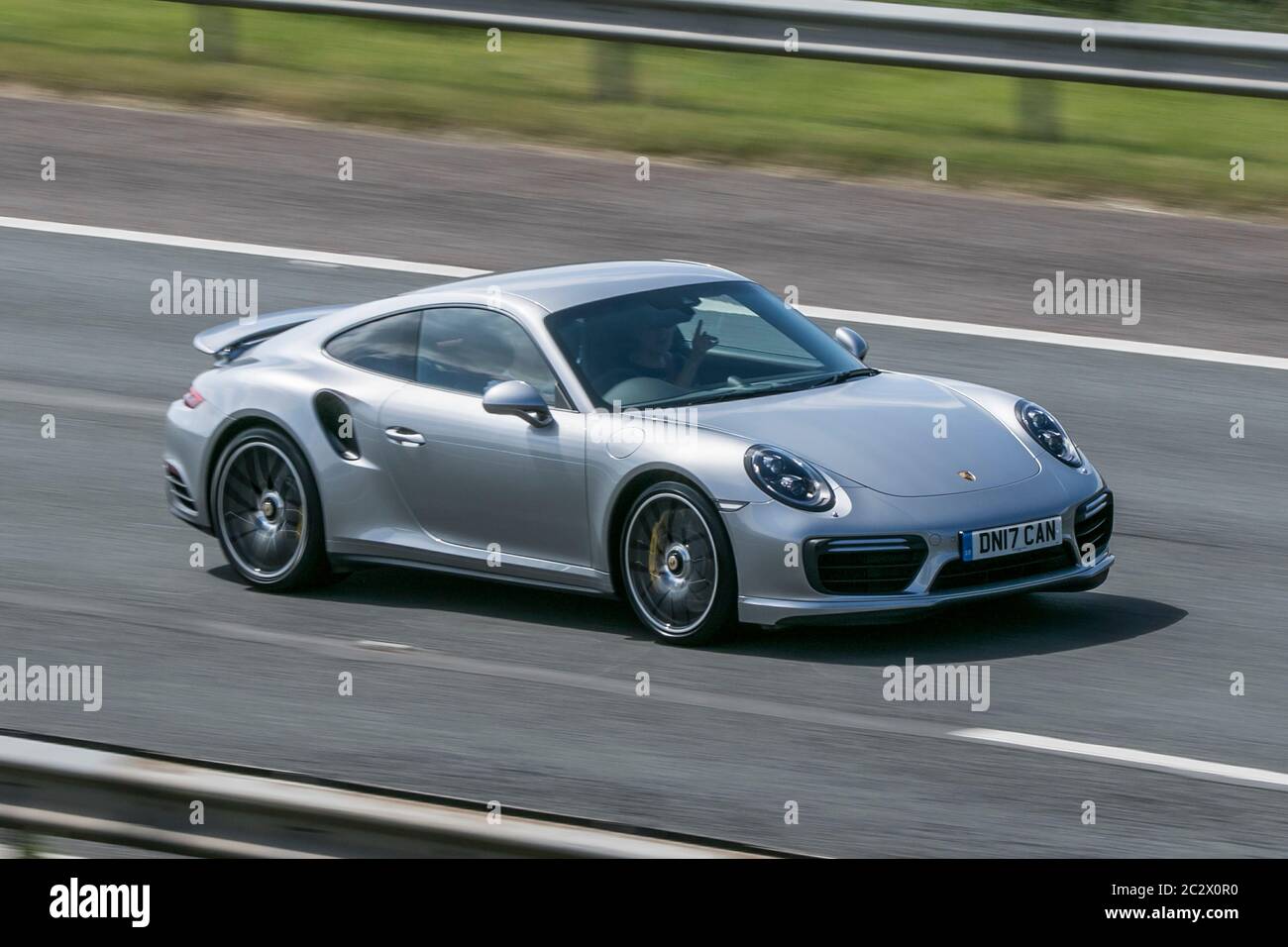 2017 Porsche 911 Turbo S-A argent ; véhicules mobiles pour la circulation routière, voitures conduisant des véhicules sur les routes britanniques, moteurs, conduite sur l'autoroute M6 Banque D'Images