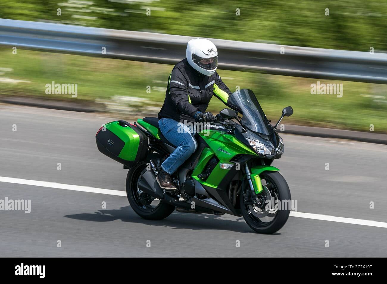 Kawasaki Motorbike rider; deux véhicules à roues, motocyclettes, véhicule, routes, motos, motocyclistes motorisés à Chorley, Royaume-Uni Banque D'Images