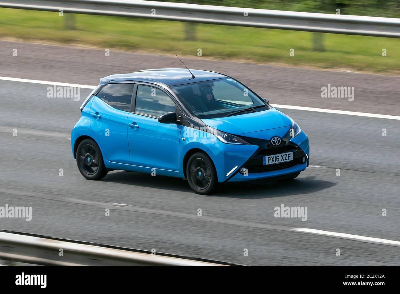 2016 bleu Toyota Aygo X-cite 2 VVT-i; véhicules mobiles de circulation automobile, voitures conduisant des véhicules sur les routes britanniques, moteurs, moto sur l'autoroute M6 Banque D'Images