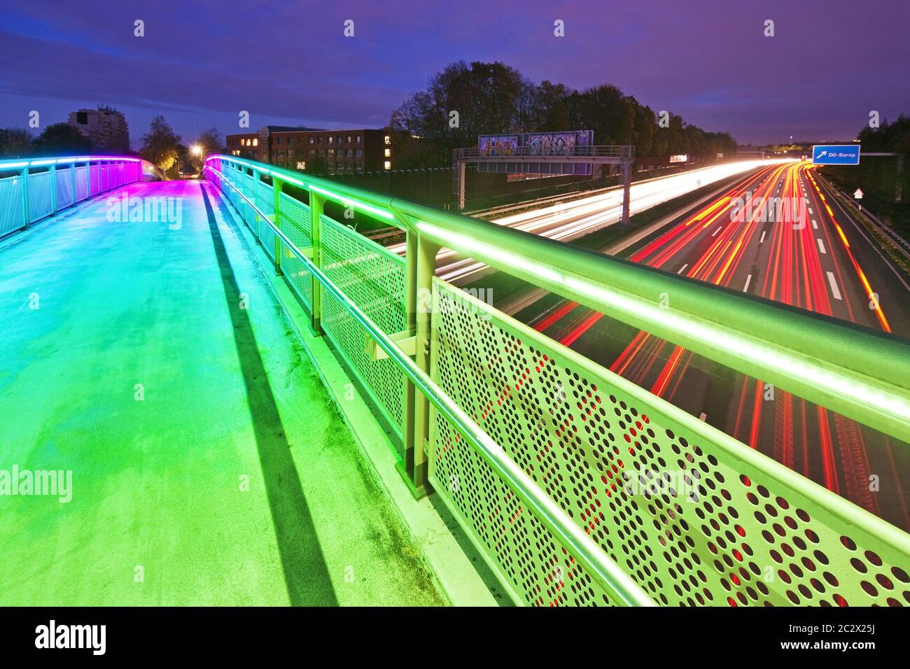 Bride arc-en-ciel illuminé au-dessus de l'autoroute A40 au crépuscule, Dortmund, région de Ruhr, Allemagne, Europe Banque D'Images
