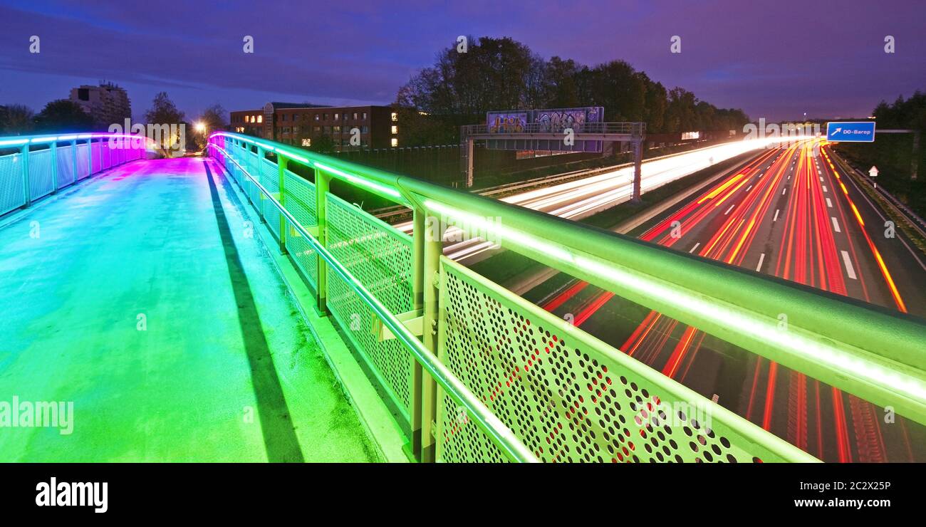 Bride arc-en-ciel illuminé au-dessus de l'autoroute A40 au crépuscule, Dortmund, région de Ruhr, Allemagne, Europe Banque D'Images