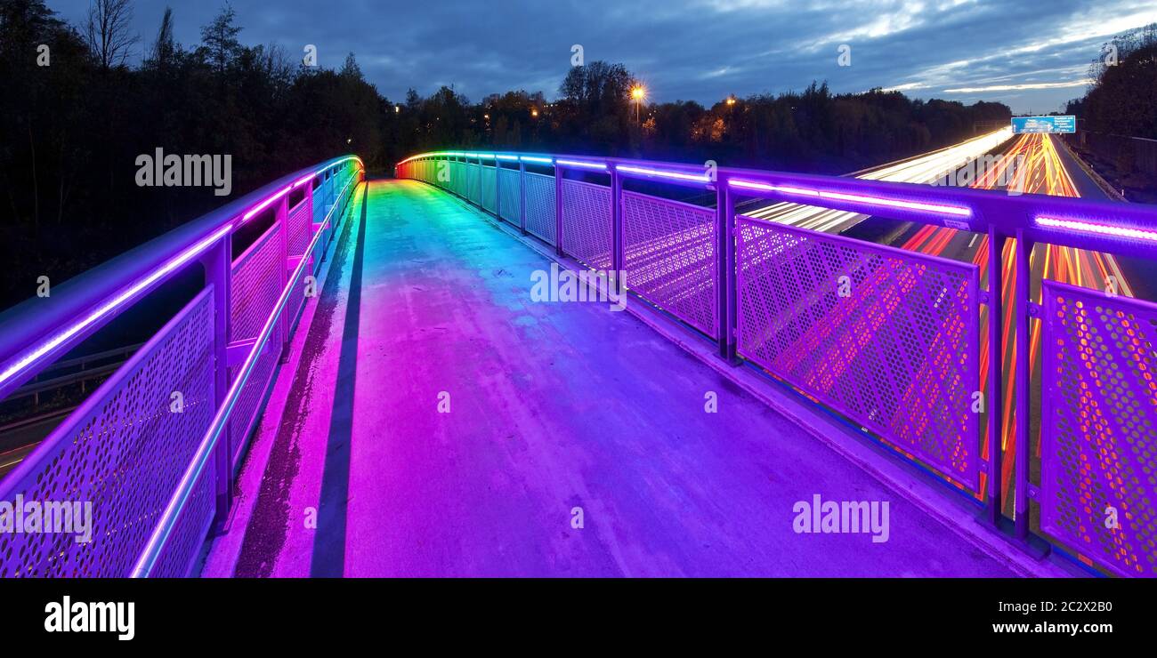 Bride arc-en-ciel illuminé au-dessus de l'autoroute A40 au crépuscule, Dortmund, région de Ruhr, Allemagne, Europe Banque D'Images