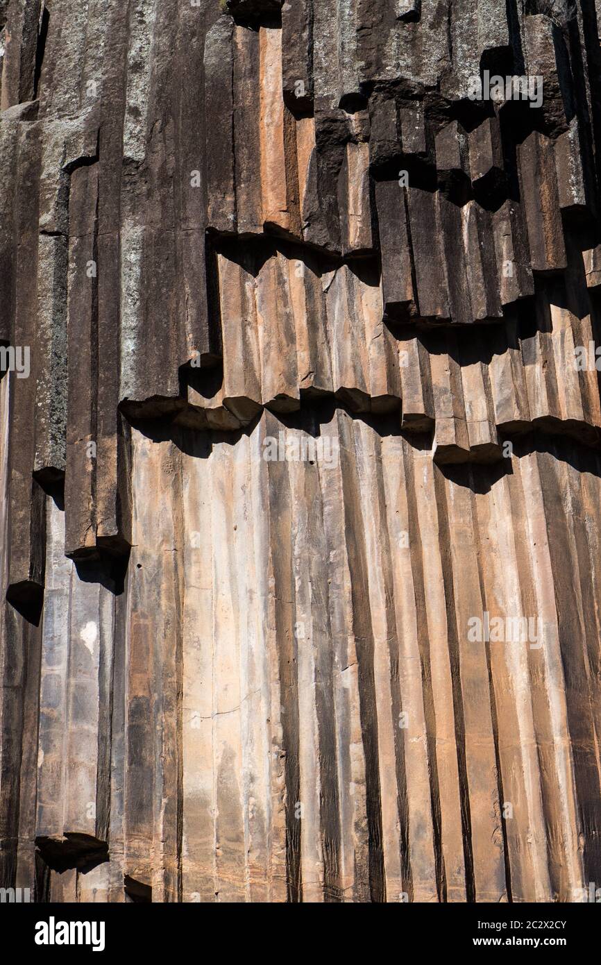 'Awn Rocks' dans Kaputar National Park près de Narrabri, NSW, Australie. Cette caractéristique géologique est appelée "tuyaux d'orgue" Banque D'Images