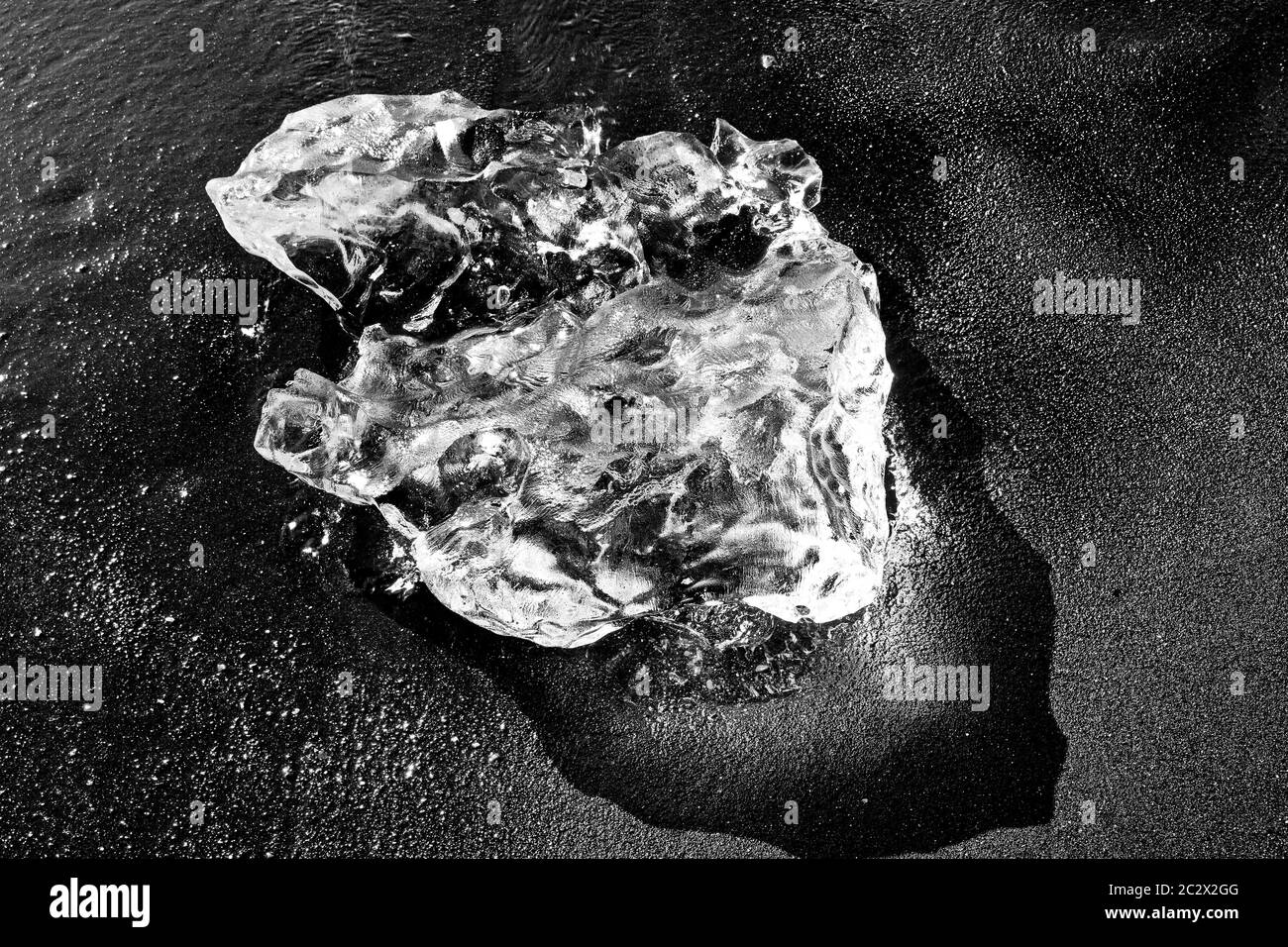 Morceau de glace de glacier sur la plage de sable noir, close-up, plage du Diamant, Breidamerkursandur, Islande, Europe Banque D'Images