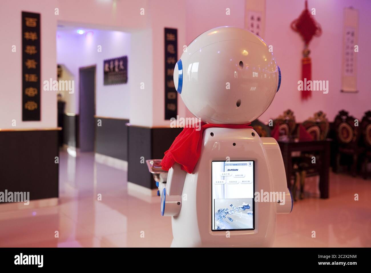 Robot de service dans un restaurant chinois, Allemagne, Europe Banque D'Images Robot de service dans un restaurant chinois, Allemagne, Europe Banque D'Images