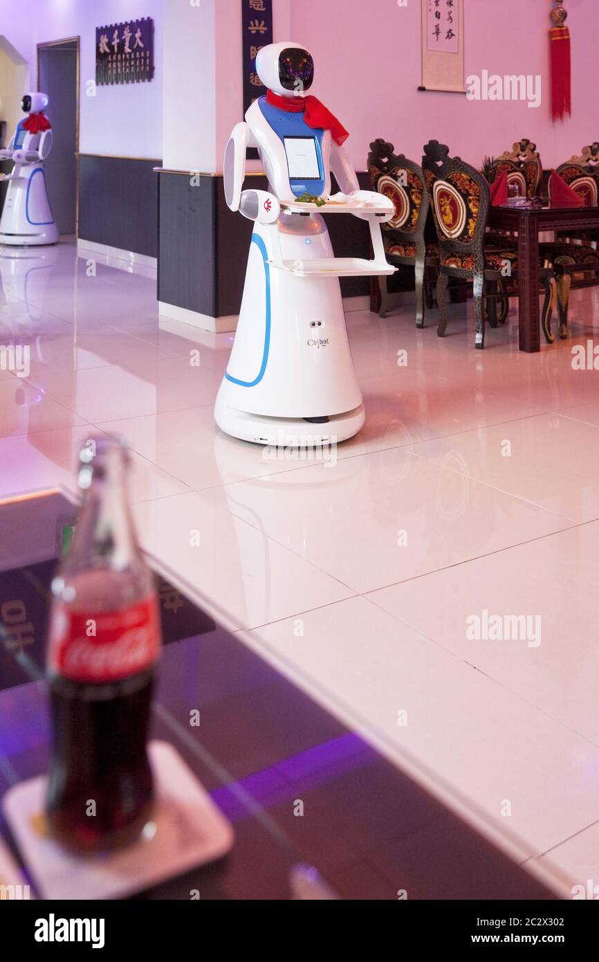 Robot de service dans un restaurant chinois, Allemagne, Europe Banque D'Images Robot de service dans un restaurant chinois, Allemagne, Europe Banque D'Images