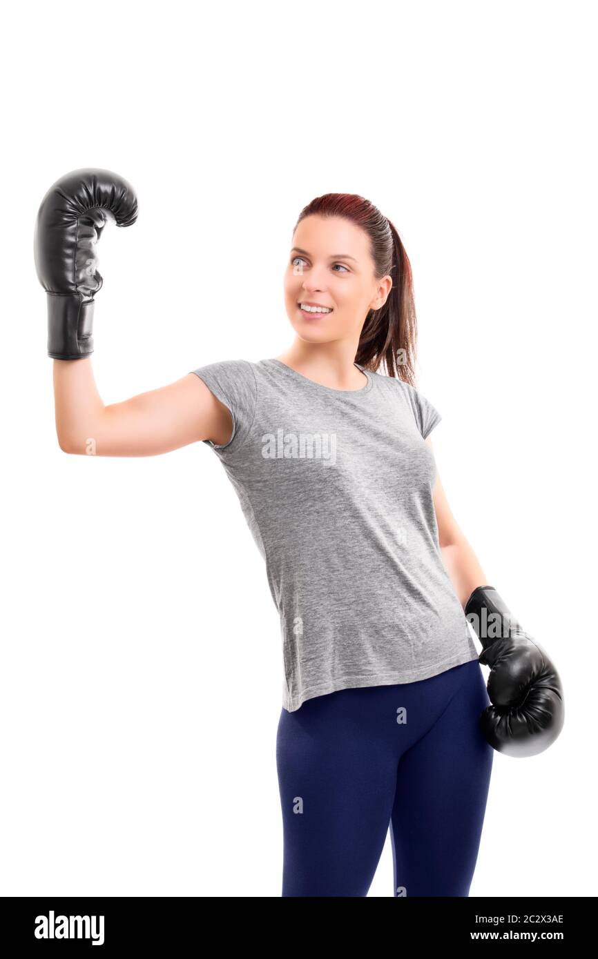 Un portrait d'une jeune belle fille avec des gants de boxe, soulevant une part pour célébrer son succès, isolé sur fond blanc. Banque D'Images