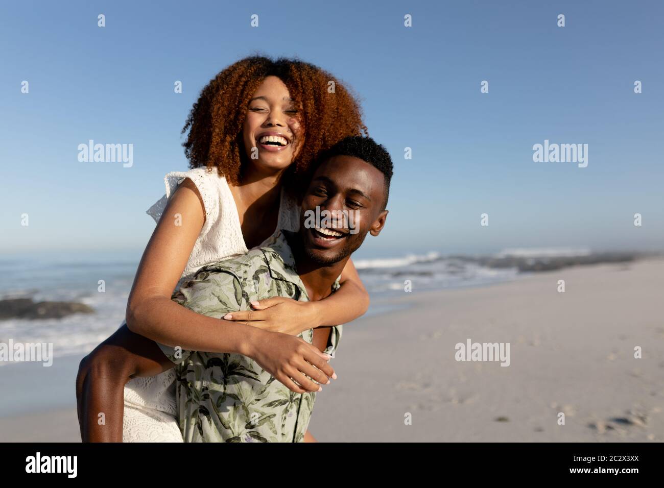 Un couple heureux qui passe du temps ensemble sur la plage Banque D'Images