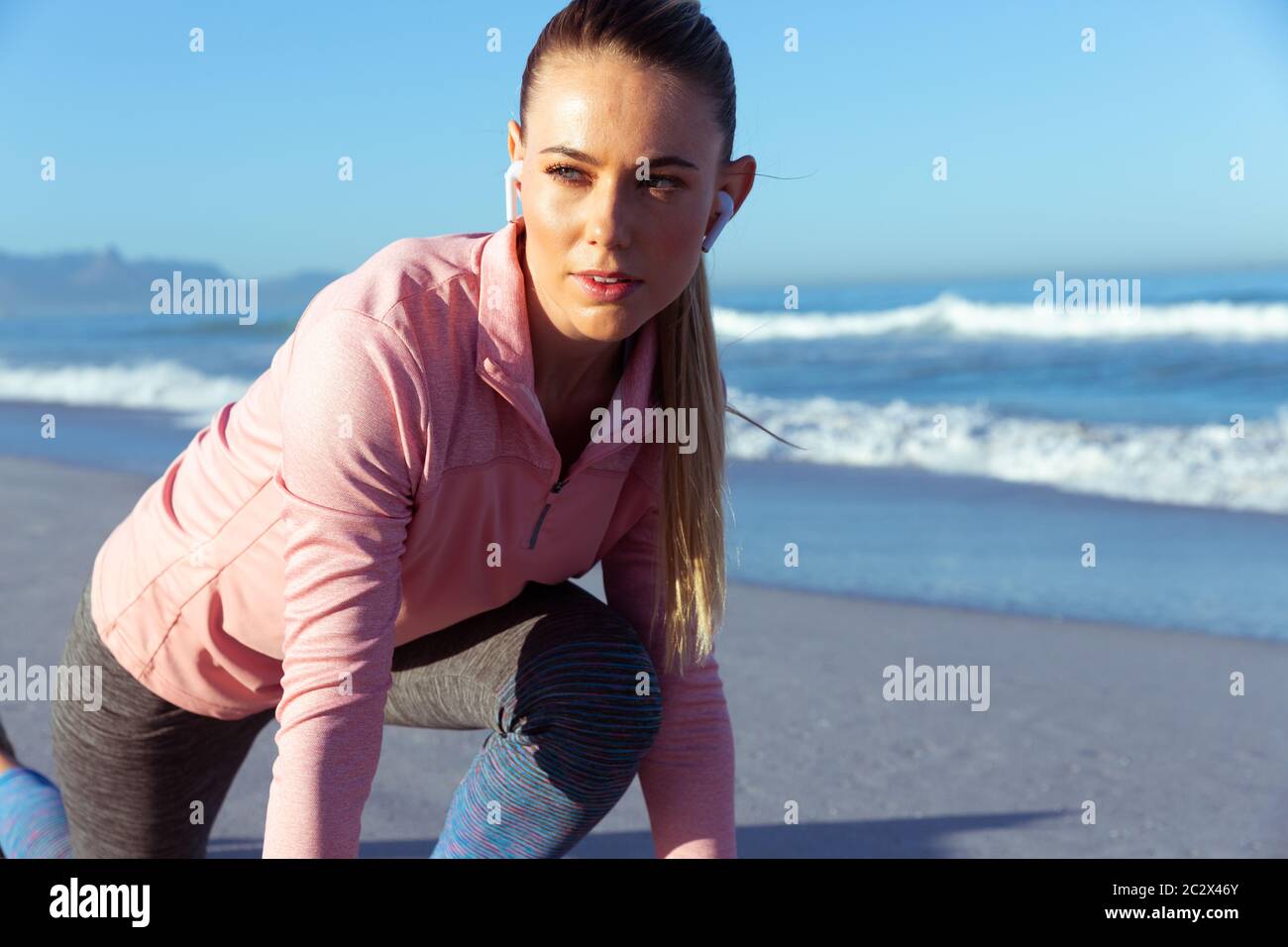 Femme caucasienne s'étendant sur la mer Banque D'Images