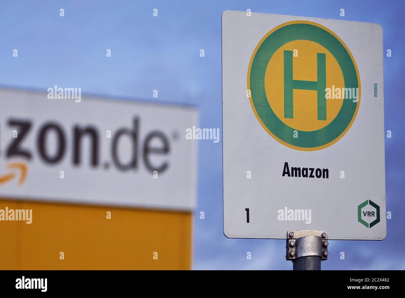 Arrêt de bus Amazon, centre logistique, l'un des plus grands sites d'Europe, Rheinberg, Allemagne Banque D'Images