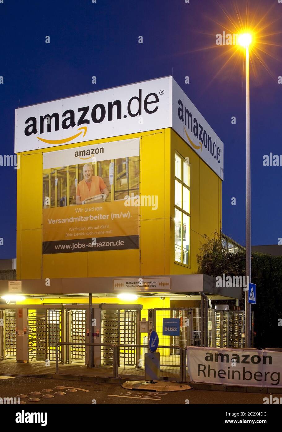 Centre logistique d'Amazon, crépuscule, Rheinberg, Nordrhein-Westfalen, Germany, Europe Banque D'Images