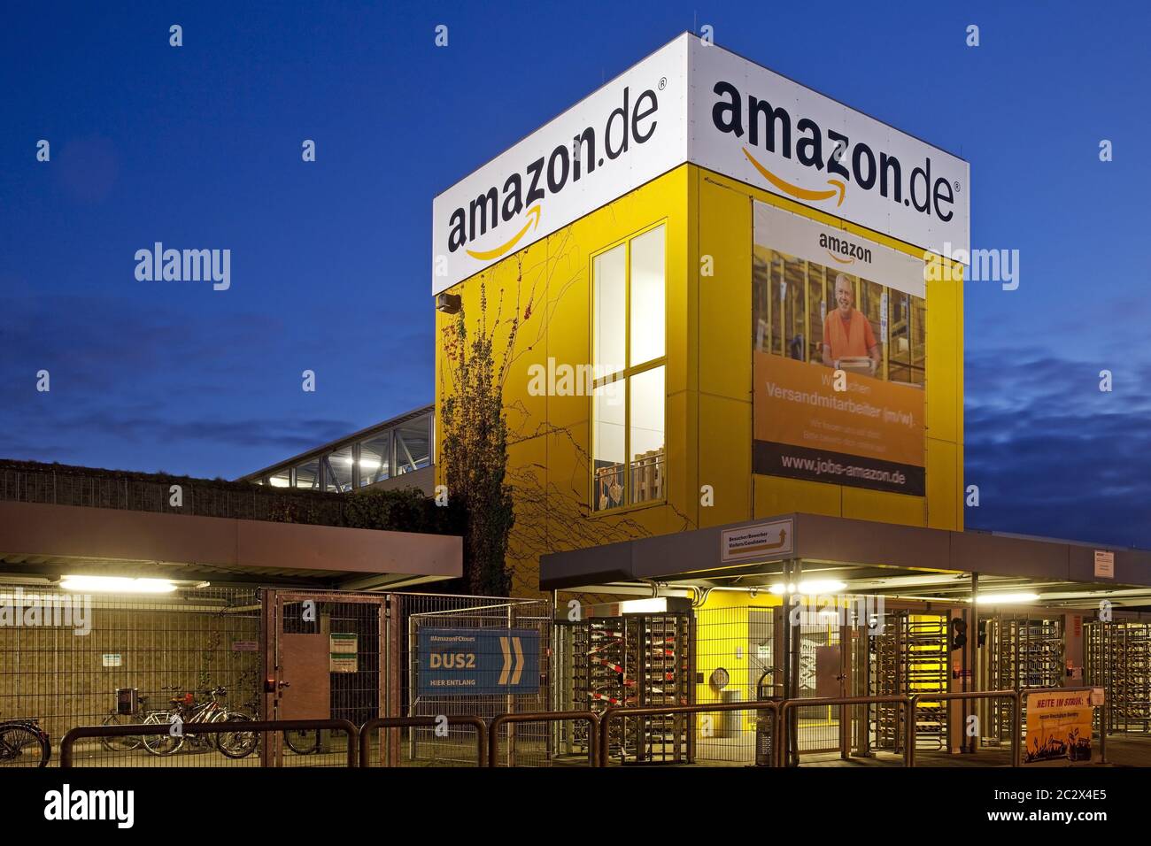 Centre logistique d'Amazon, crépuscule, Rheinberg, Nordrhein-Westfalen, Germany, Europe Banque D'Images
