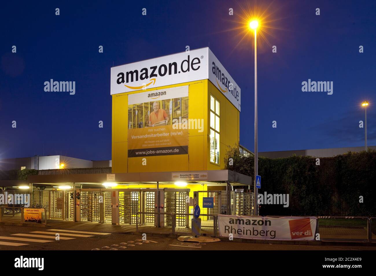 Centre logistique d'Amazon, crépuscule, Rheinberg, Nordrhein-Westfalen, Germany, Europe Banque D'Images