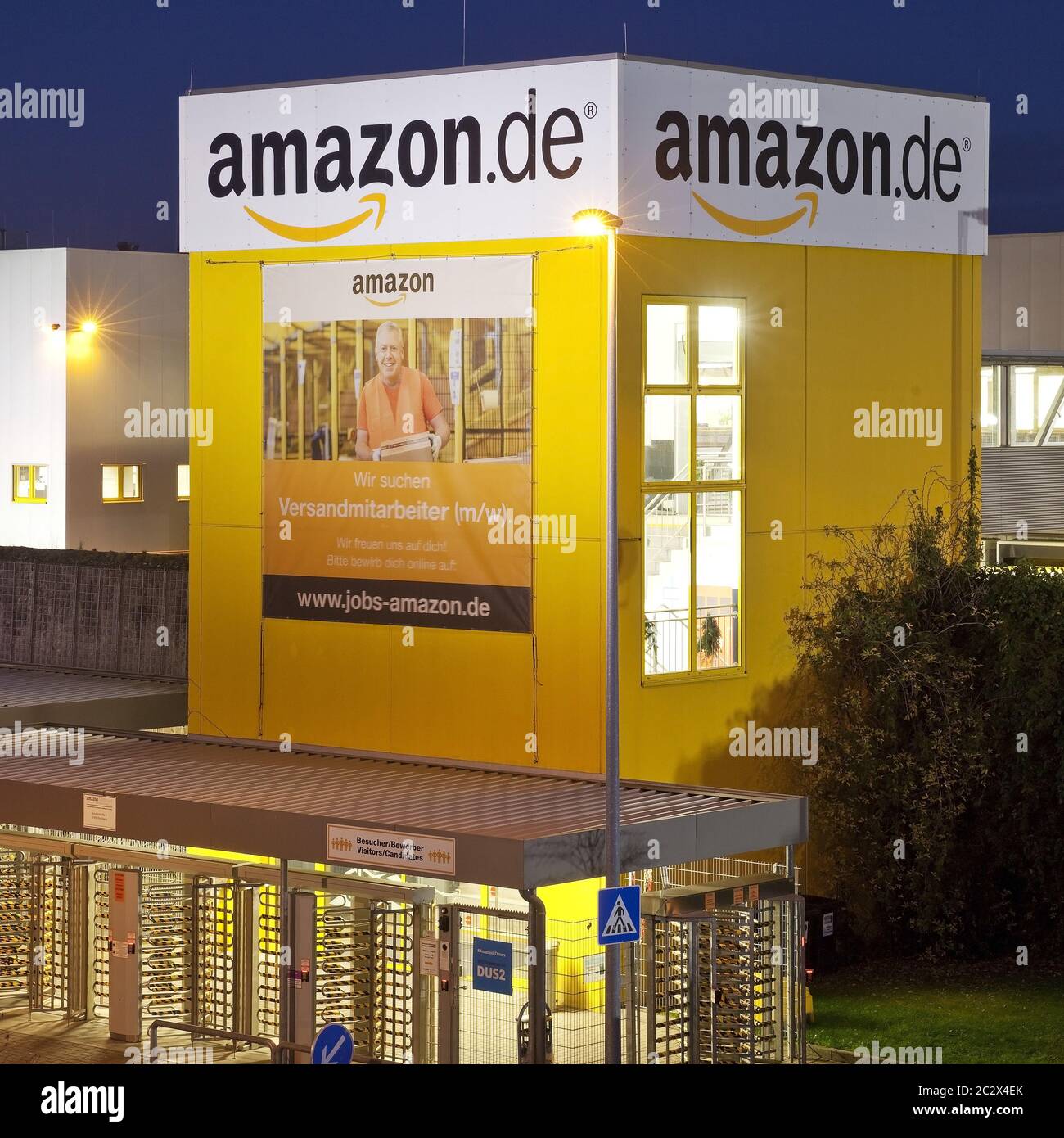 Centre logistique d'Amazon, crépuscule, Rheinberg, Nordrhein-Westfalen, Germany, Europe Banque D'Images
