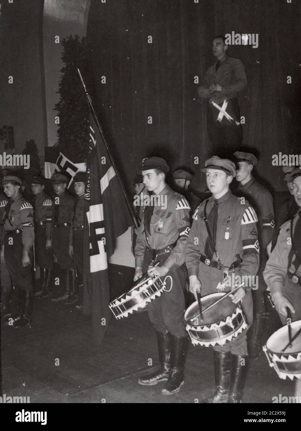 Le dirigeant de la zone de la jeunesse d'Hitler Jahn Berlin parle Heinrich Hoffmann photographies 1933 Adolf Hitler photographe officiel, et un politicien et éditeur nazi, qui était un membre du cercle intime d'Hitler. Banque D'Images