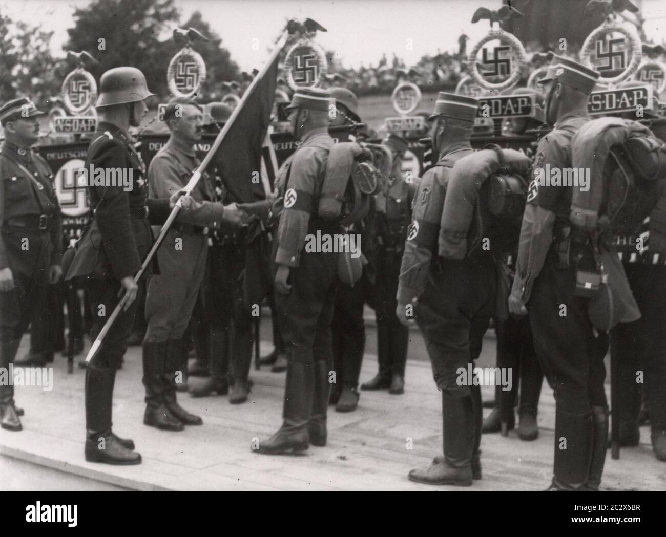 Photos du rassemblement du Parti nazi à Nuremberg 1933 - consécration du drapeau Heinrich Hoffmann photographies 1933 photographe officiel d'Adolf Hitler, et un politicien et éditeur nazi, qui était membre du cercle intime d'Hitler. Banque D'Images