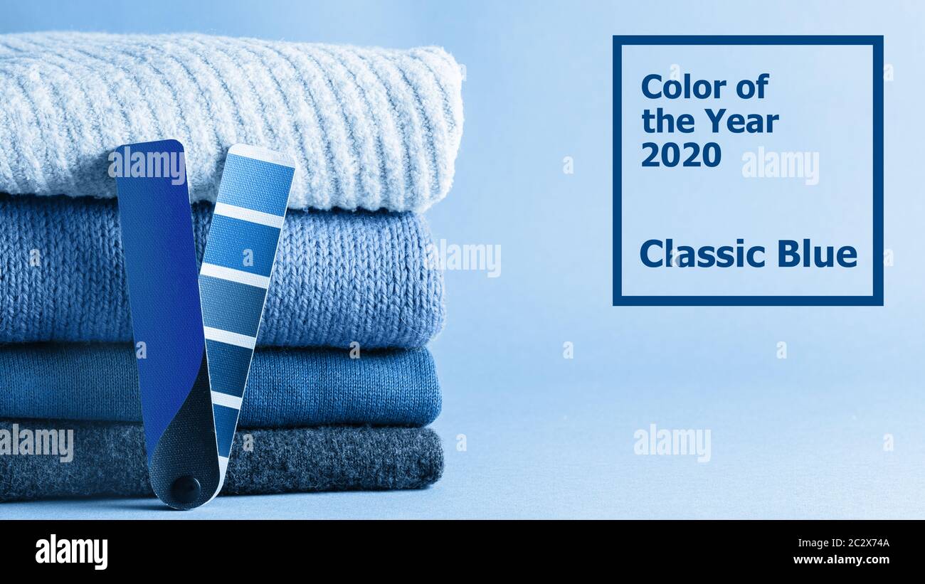 Couleur de l'année 2020 pile de chandails bleus classiques Banque D'Images