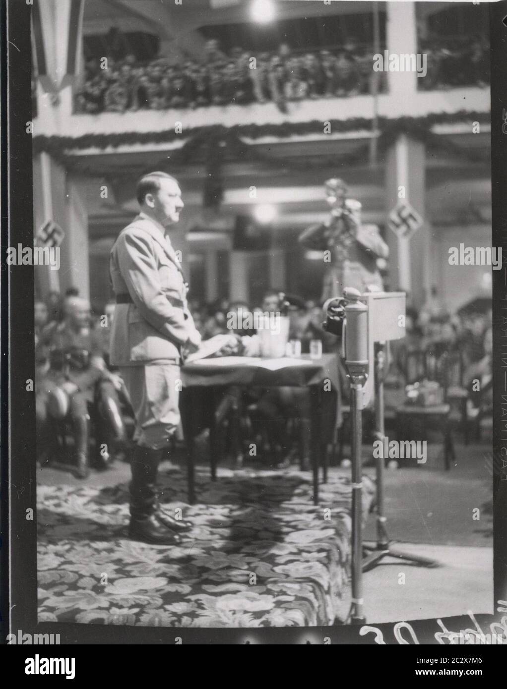 Rallye dans le hall des festivals de Francfort - Hitler parle Heinrich Hoffmann photographies 1933 Adolf Hitler photographe officiel, et un politicien et éditeur nazi, qui était un membre du cercle intime d'Hitler. Banque D'Images