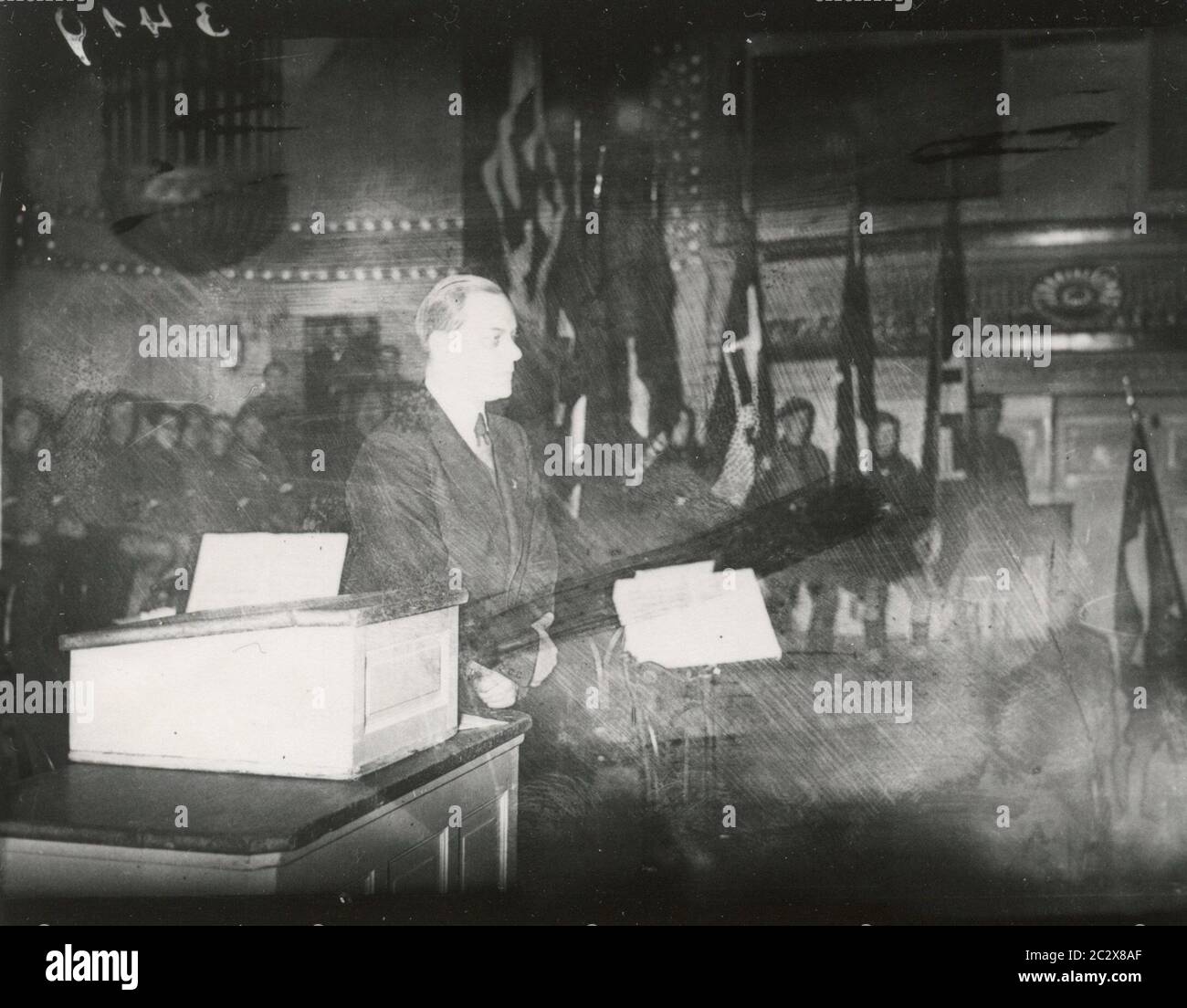 Reichsleiter Rosenberg parle Heinrich Hoffmann photographies 1933 le photographe officiel d'Adolf Hitler, et un politicien et éditeur nazi, qui était un membre du cercle intime d'Hitler. Banque D'Images