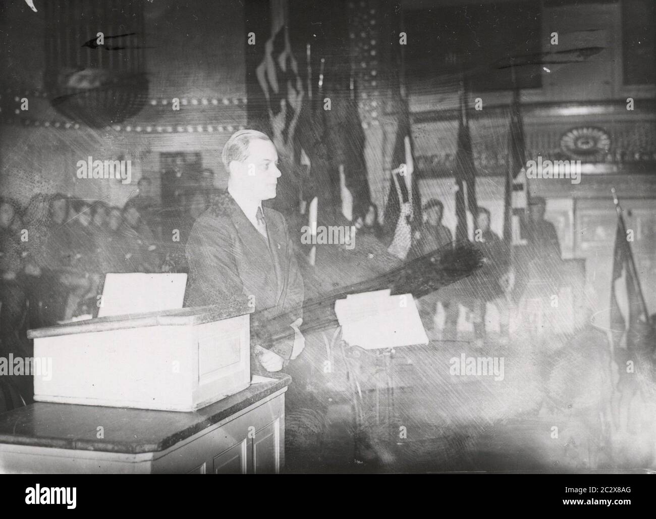 Reichsleiter Rosenberg parle Heinrich Hoffmann photographies 1933 le photographe officiel d'Adolf Hitler, et un politicien et éditeur nazi, qui était un membre du cercle intime d'Hitler. Banque D'Images