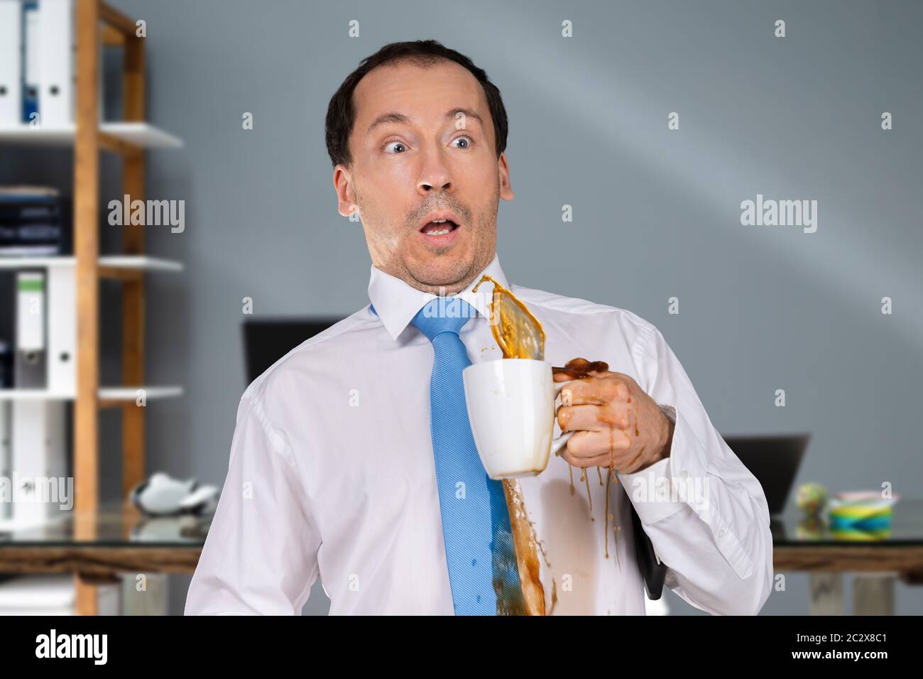 L'Homme Répand Du Café Sur Son Maillot Au Bureau Banque D'Images
