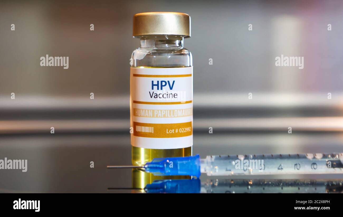 HPV ou le papillomavirus humain. Bouteille de vaccin HPV sur table noire sur fond en acier inoxydable. Banque D'Images