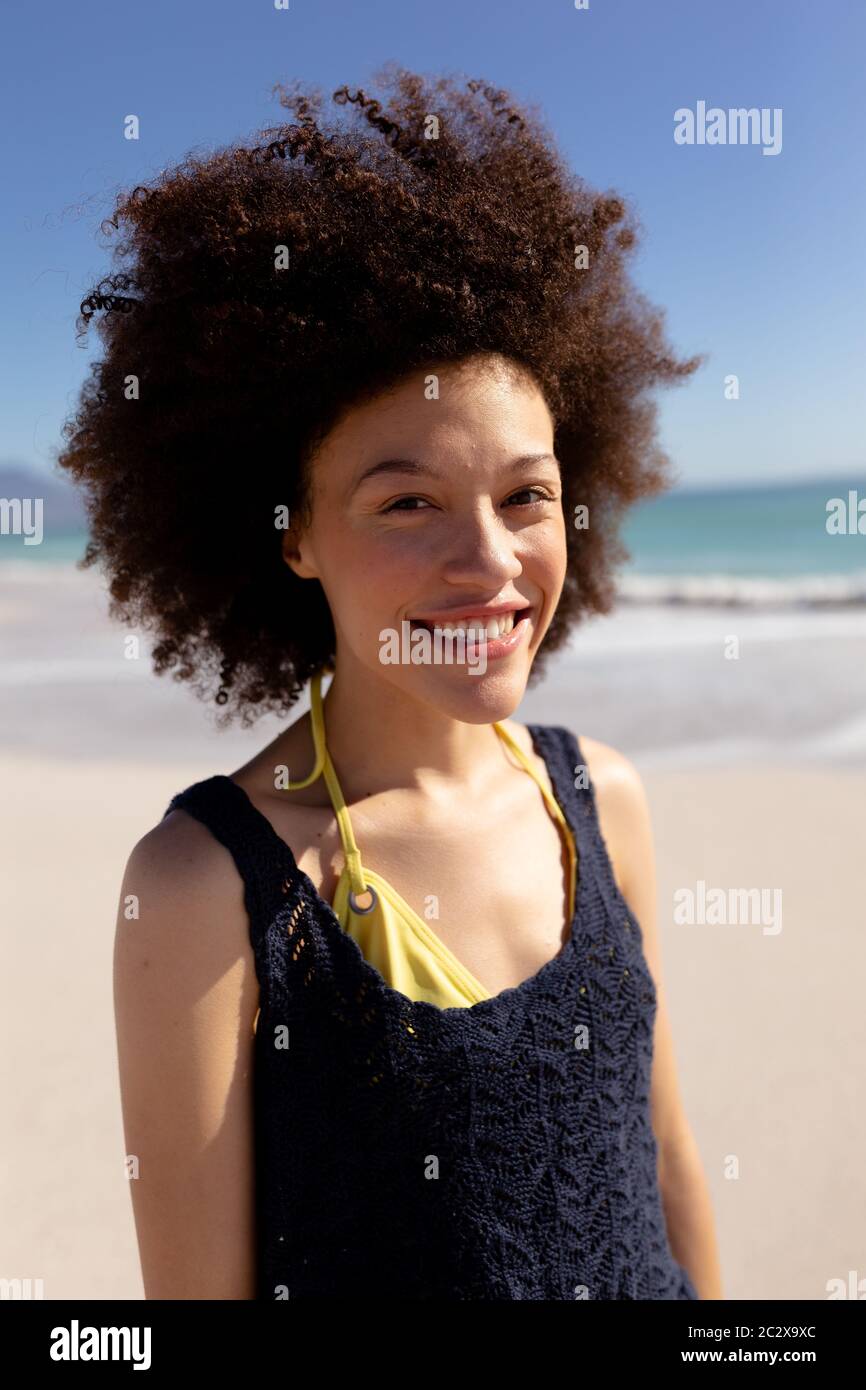 Femme de race mixte debout sur la plage Banque D'Images