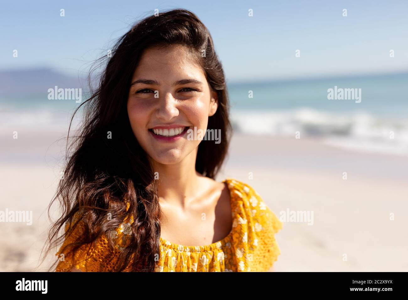 Femme caucasienne debout sur la plage Banque D'Images