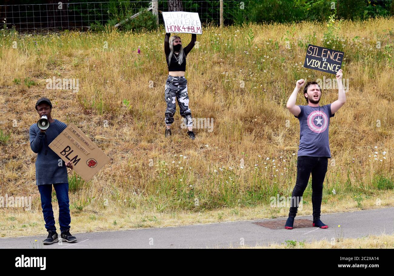 Black Lives Matter Protest Suite à l'assassinat de George Floyd (14 octobre 1973-25 mai 2020) aux États-Unis par un policier, Bordon, Hampshire, Royaume-Uni. Banque D'Images