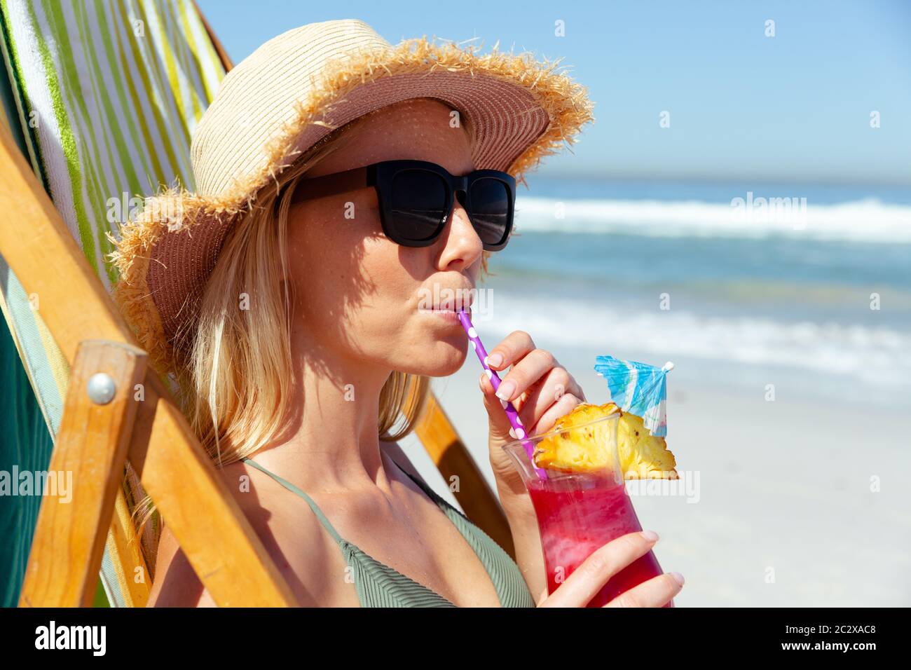 Femme caucasienne appréciant à la plage Banque D'Images