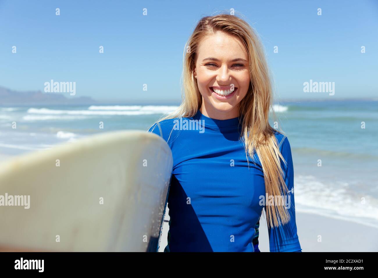 Femme caucasienne pendant la session de surf à la plage Banque D'Images
