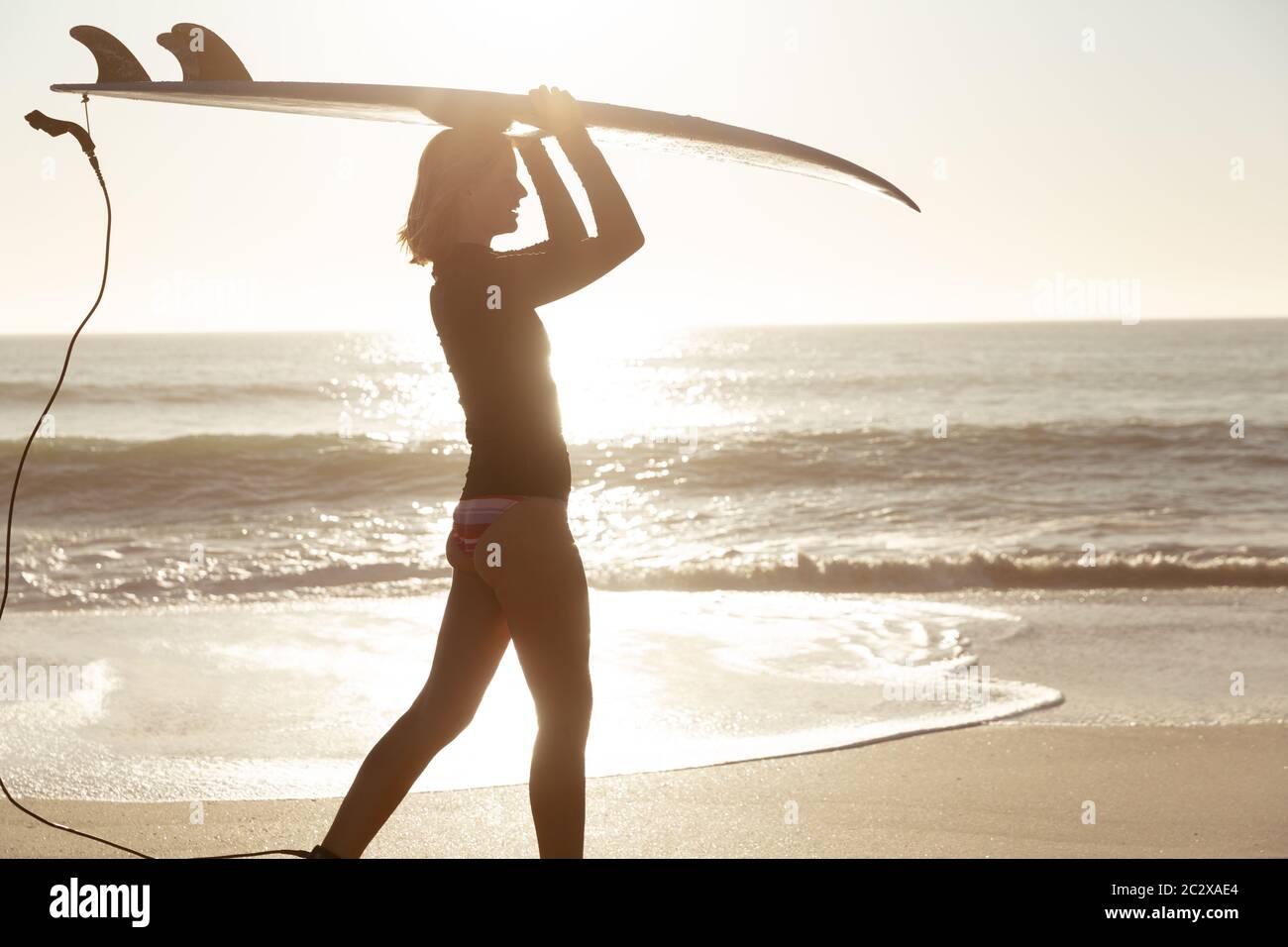 Femme caucasienne pendant la session de surf à la plage Banque D'Images