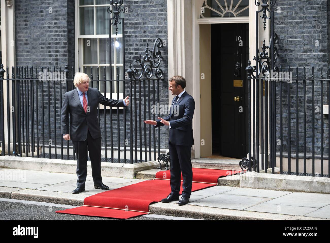 Le Premier ministre Boris Johnson accueille le président français Emmanuel Macron à Downing Street à Londres lors de sa visite au Royaume-Uni. Banque D'Images