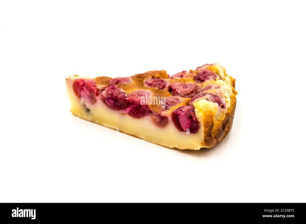 quart de clafoutis de cerise isolés sur fond blanc Banque D'Images quart de clafoutis de cerise isolés sur fond blanc Banque D'Images