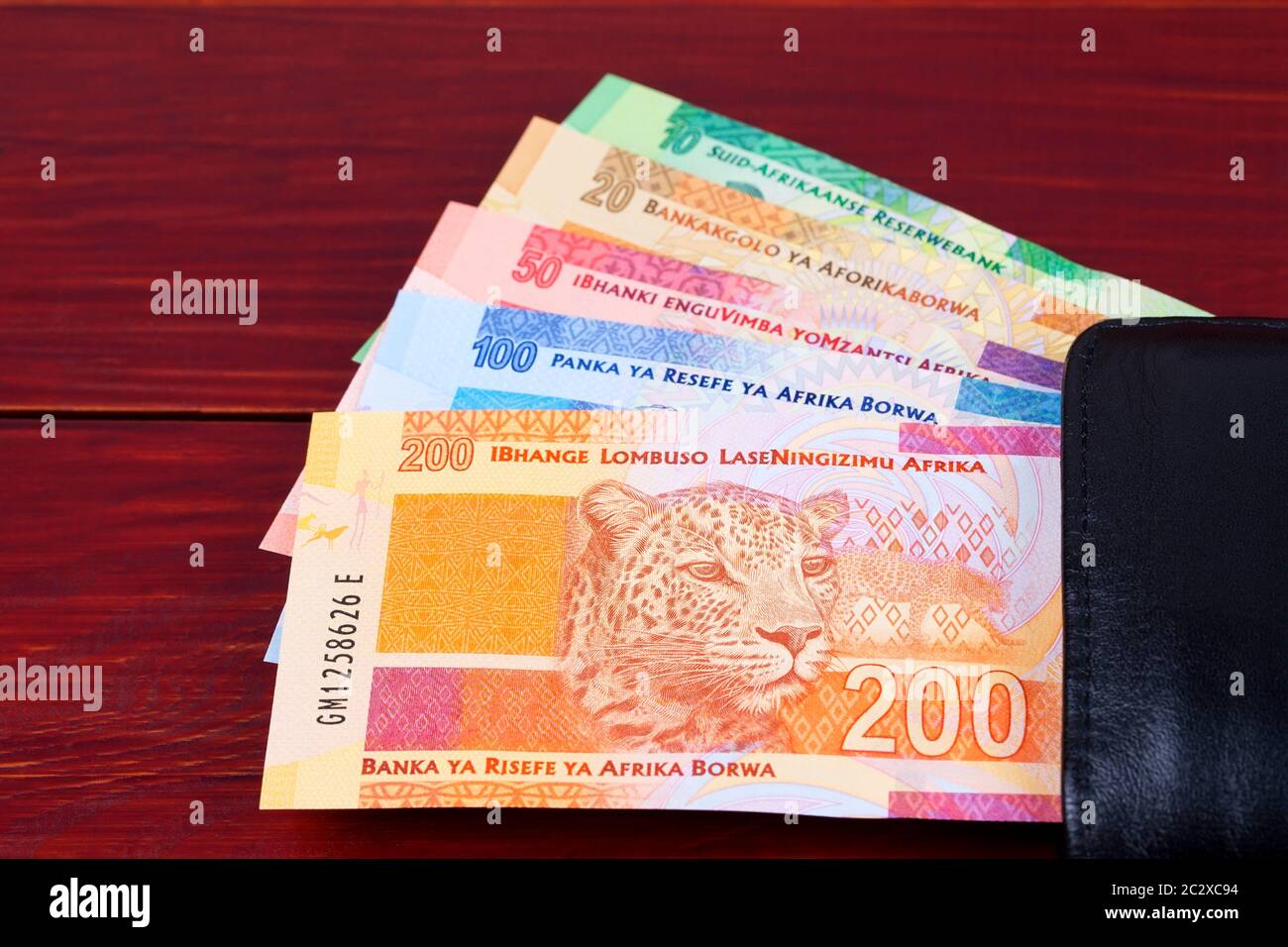 L'argent de l'Afrique du Sud dans le portefeuille noir Banque D'Images