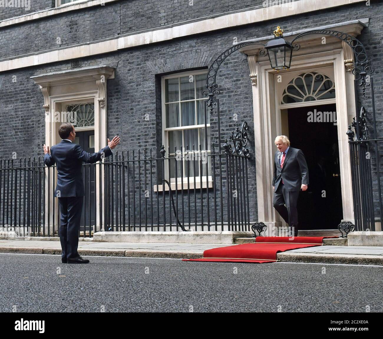 Le Premier ministre Boris Johnson accueille le président français Emmanuel Macron à Downing Street à Londres lors de sa visite au Royaume-Uni. Banque D'Images