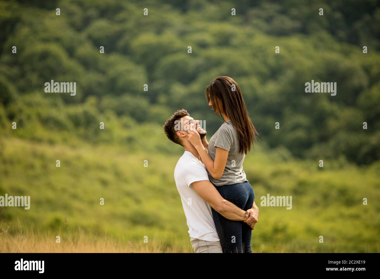 Joli jeune couple amoureux dehors dans la nature de printemps Banque D'Images