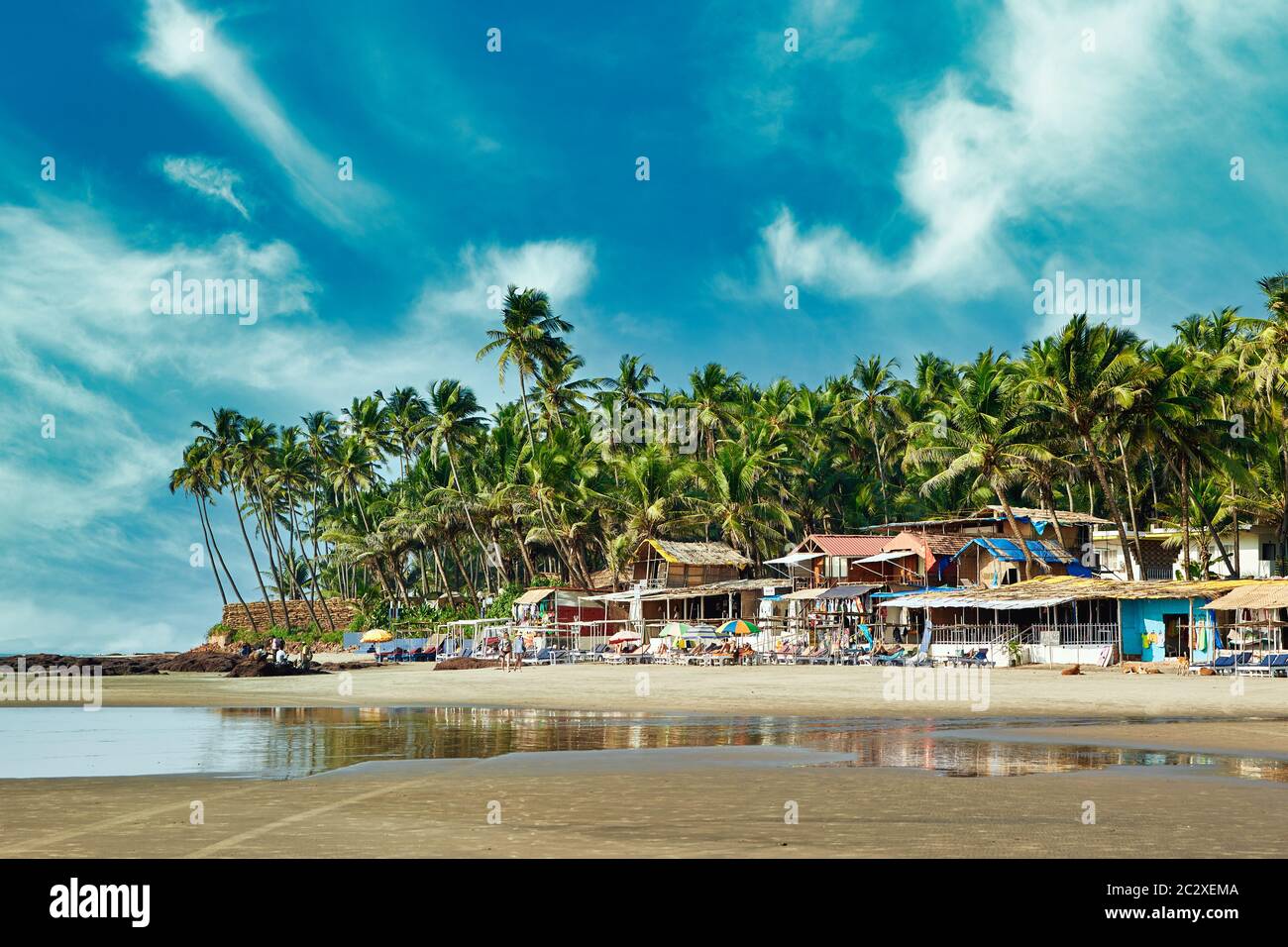 Belle plage tropicale avec palmiers à Goa Banque D'Images