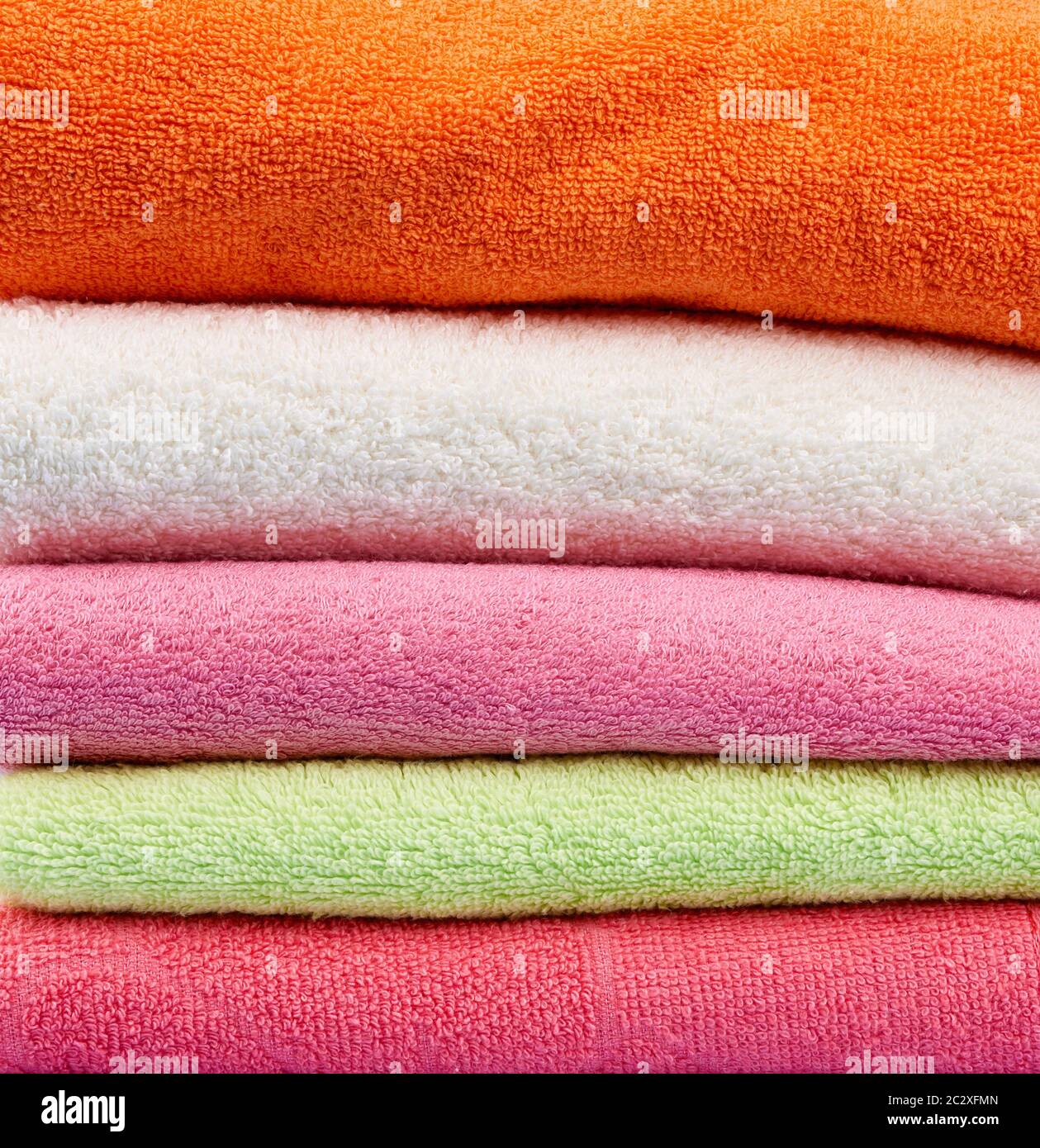 pile de serviettes pliées en coton éponge de couleur, gros plan Banque D'Images