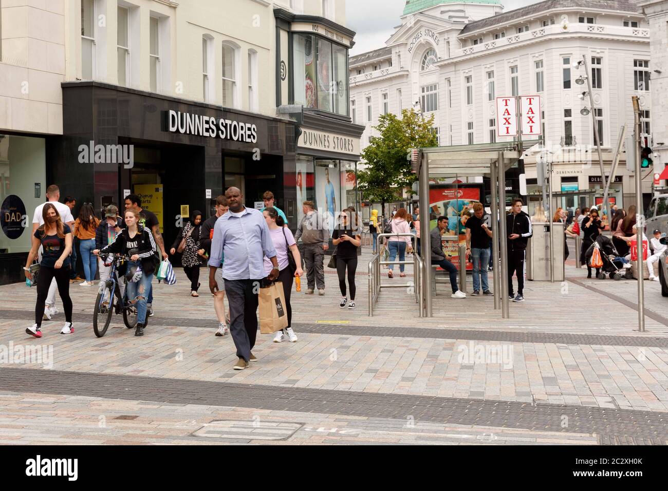 Cork, Irlande. 18 juin 2020. Centre ville animé malgré les restrictions, Cork City. Les acheteurs ont rempli Cork City aujourd'hui en raison du beau temps, de nombreux magasins en attente à l'extérieur ne sont pas mis en attente par les longs délais d'attente pour obtenir leur solution de vente au détail tant attendue. Credit: Damian Coleman/Alay Live News Banque D'Images