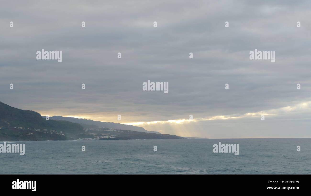 Cloudscape nuages colorés au coucher du soleil près de l'Océan Banque D'Images
