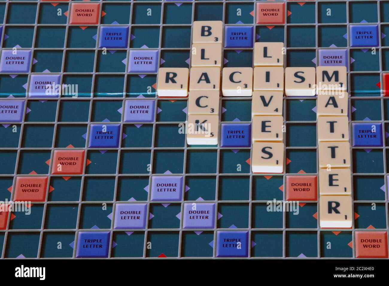 BLM racisme Black vit Matter mouvement dans les lettres scrabble sur le jeu de plateau UK Banque D'Images