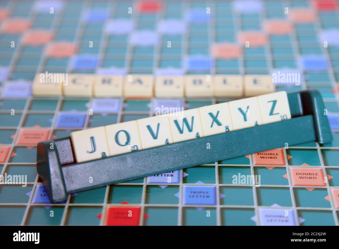 Mot Avec W Et Z Scrabble 4 Lettres Scrabble lettres carreaux dans rack - Tough, J O V W X y Z Photo Stock -  Alamy