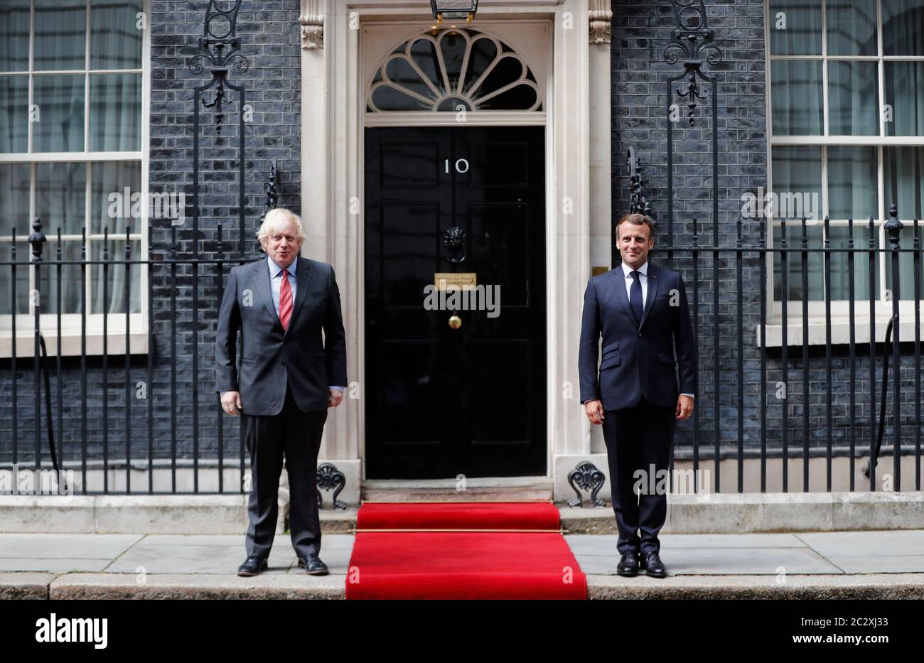 Le Premier ministre Boris Johnson (à gauche) accueille le président français Emmanuel Macron à Downing Street à Londres lors de sa visite au Royaume-Uni. Banque D'Images