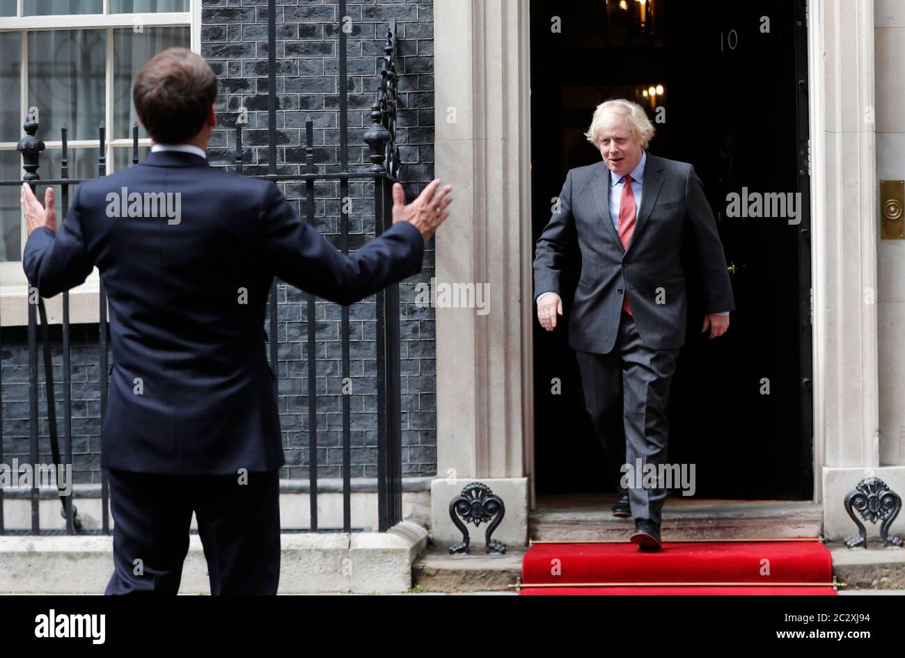 Le Premier ministre Boris Johnson accueille le président français Emmanuel Macron (à gauche) à Downing Street à Londres lors de sa visite au Royaume-Uni. Banque D'Images