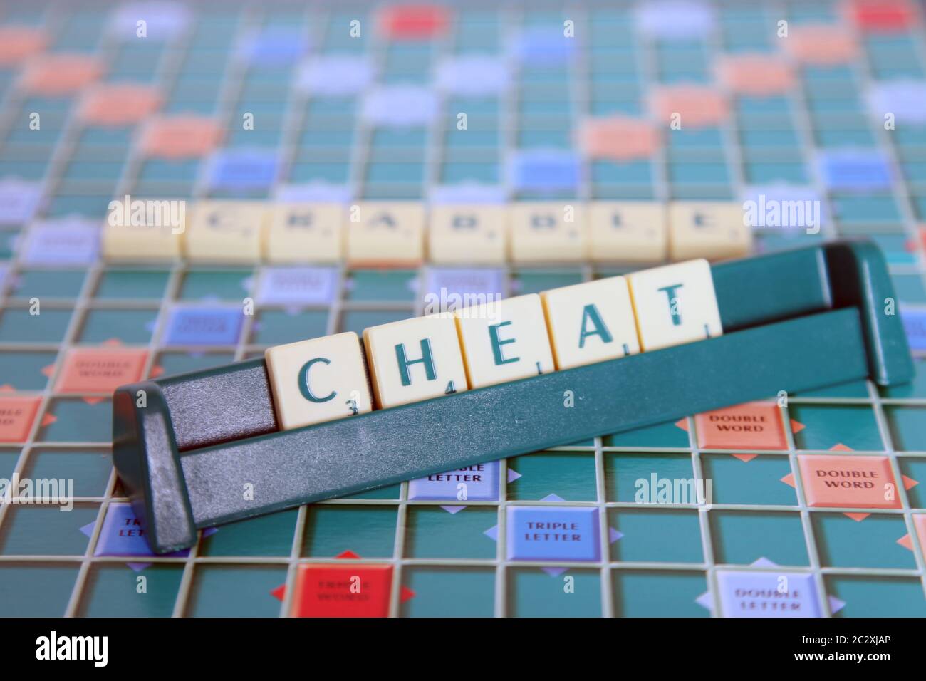 Badafaci Ensemble de 100 Pièces de Carreaux de Scrabble en Bois, Lettres Artisanales en Bois de qualité Supérieure, Multifonctionnel pour les Jeux d' orthographe et les Activités de Bricolage pour