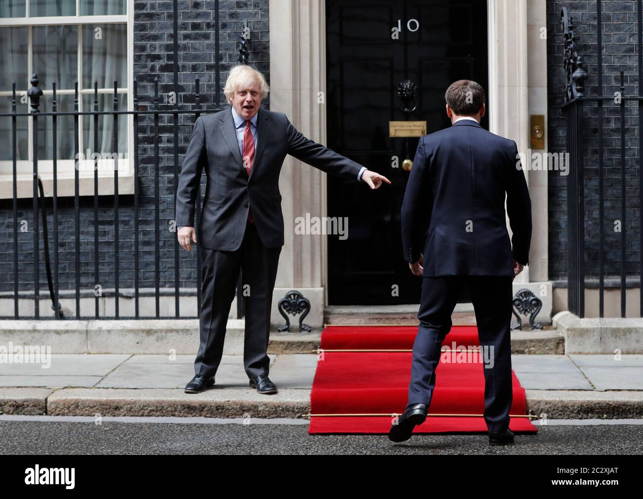 Le Premier ministre Boris Johnson (à gauche) accueille le président français Emmanuel Macron à Downing Street à Londres lors de sa visite au Royaume-Uni. Banque D'Images