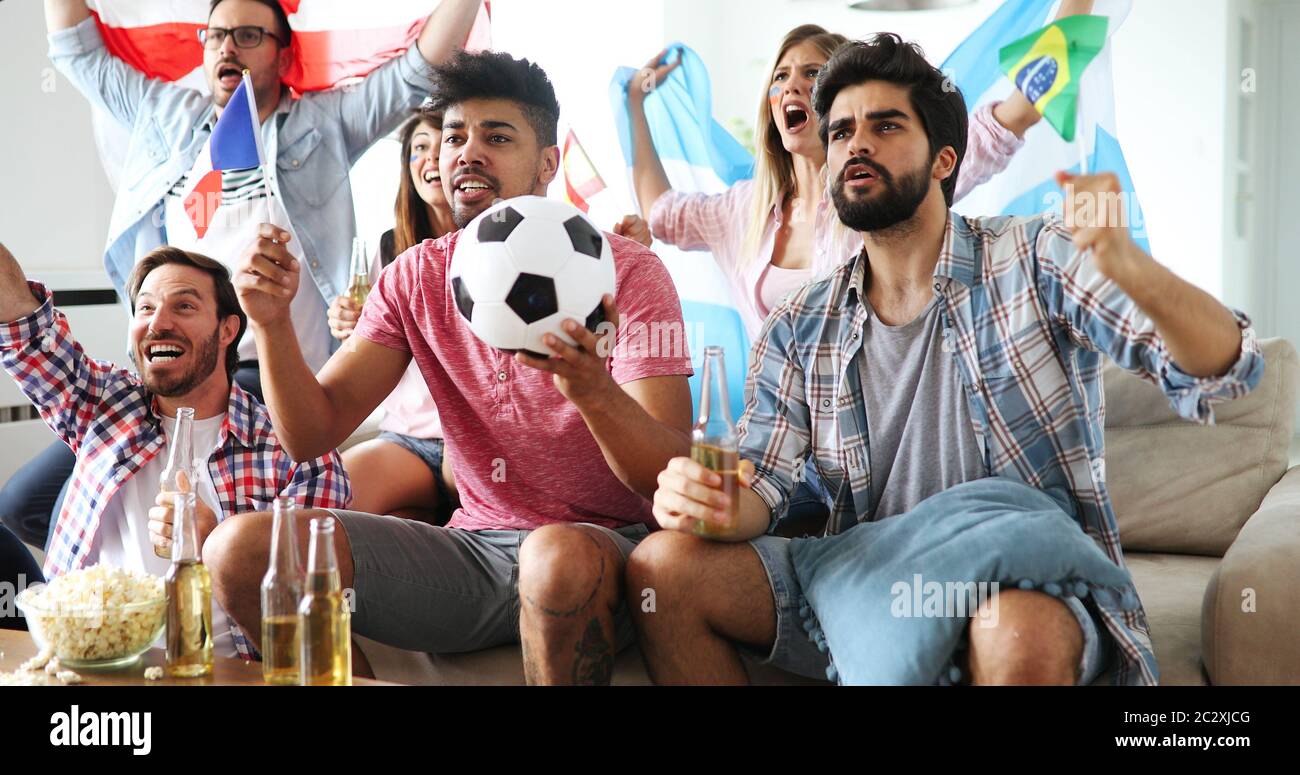 Fans enthousiastes d'amis de football célébrant le match gagnant Banque D'Images