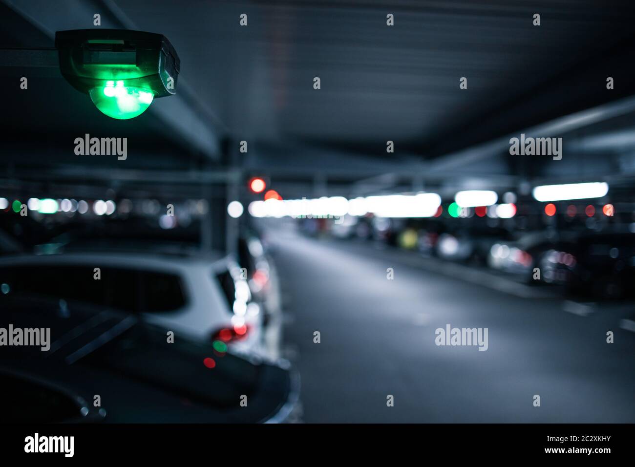 Emplacement de parking souterrain ou concept - parking voiture moderne avec un bon nombre de véhicules Banque D'Images