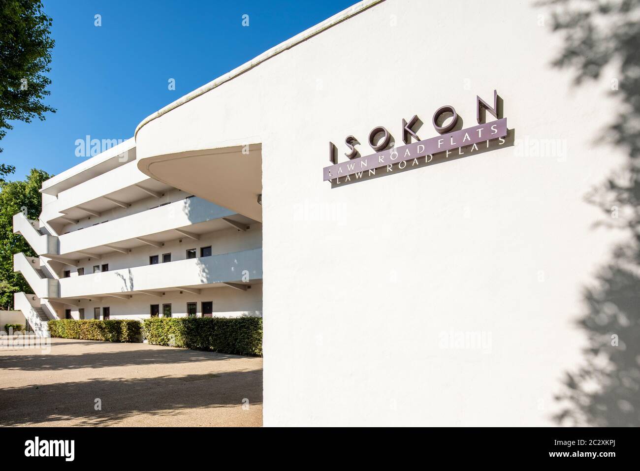 Vue générale de l'élévation principale indiquant le nom du bâtiment. Isokon, Londres, Royaume-Uni. Architecte: Avanti Architects Ltd, 2020. Banque D'Images